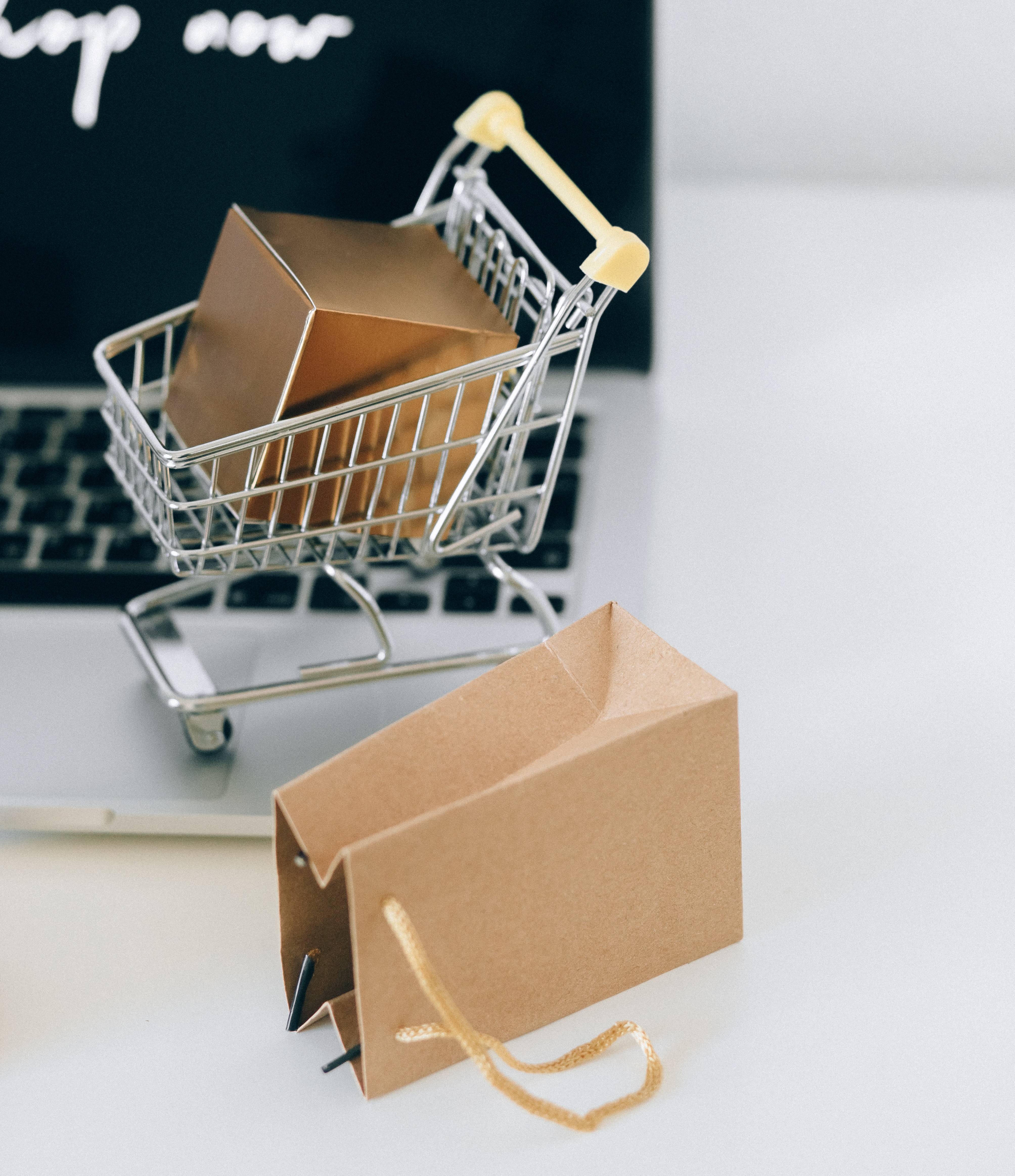 Foto van winkelmandje met doos erin